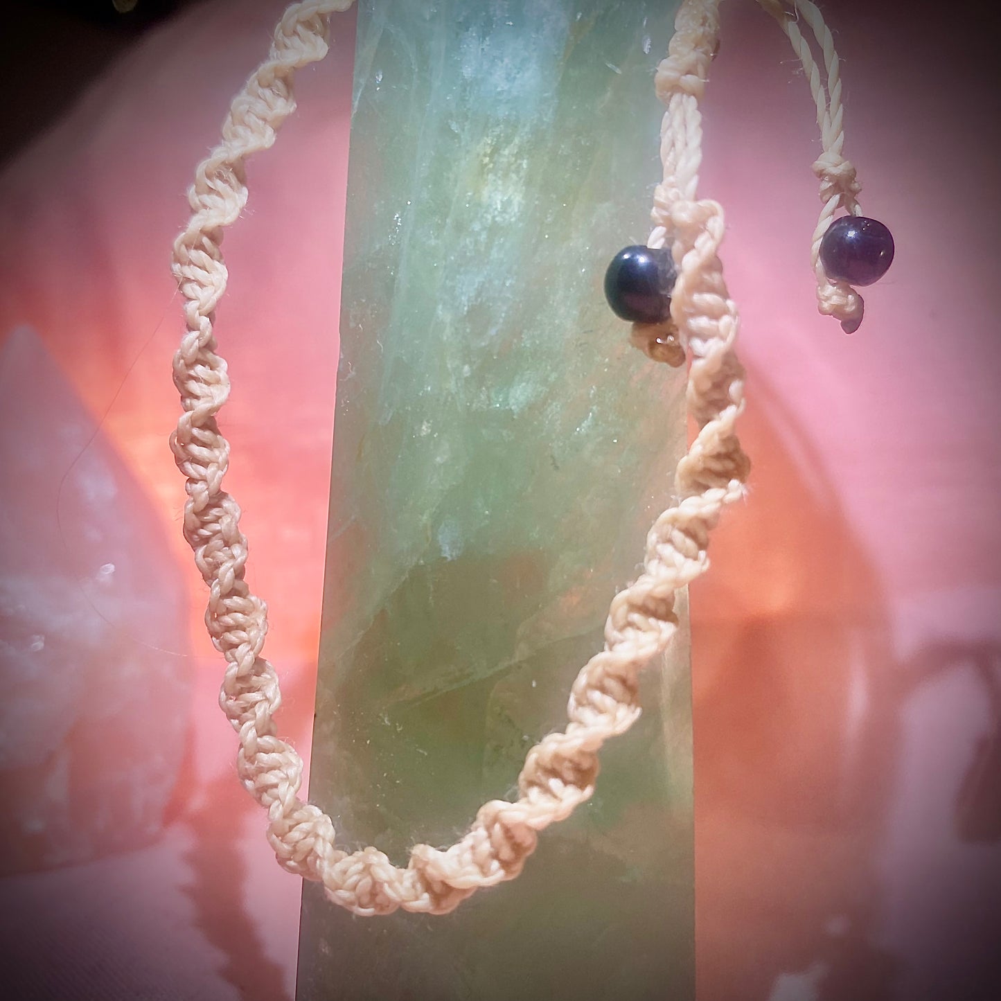 Armband - Spiralförmiges Band mit schwarzen Perlen